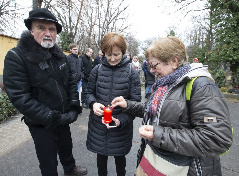 U hrobu se střídaly všechny generace. Další z důkazů, že Karla Gotta milovali lidé nehledě na věk.