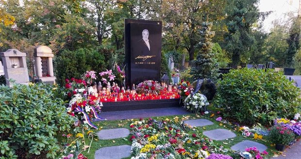 Ivana Gottová na hrobu Karla