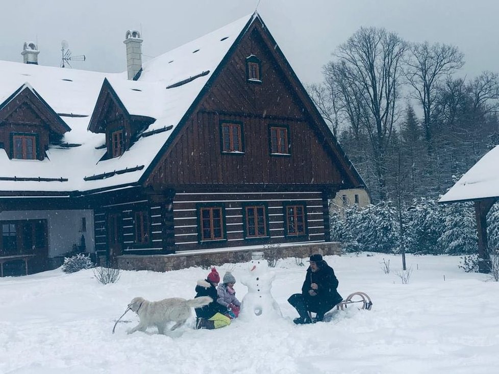 Ladovské Vánoce 2018 podle Karla Gotta. Na chalupě s dcerami a fenkou Stellou.