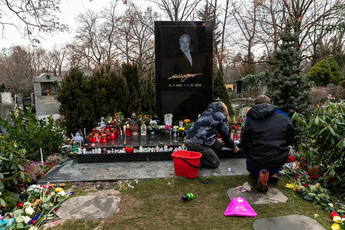 13. 1. 2020, 10:45 hod., Praha-Smíchov. Hřbitovní správa uklízela následky po pondělním požáru.