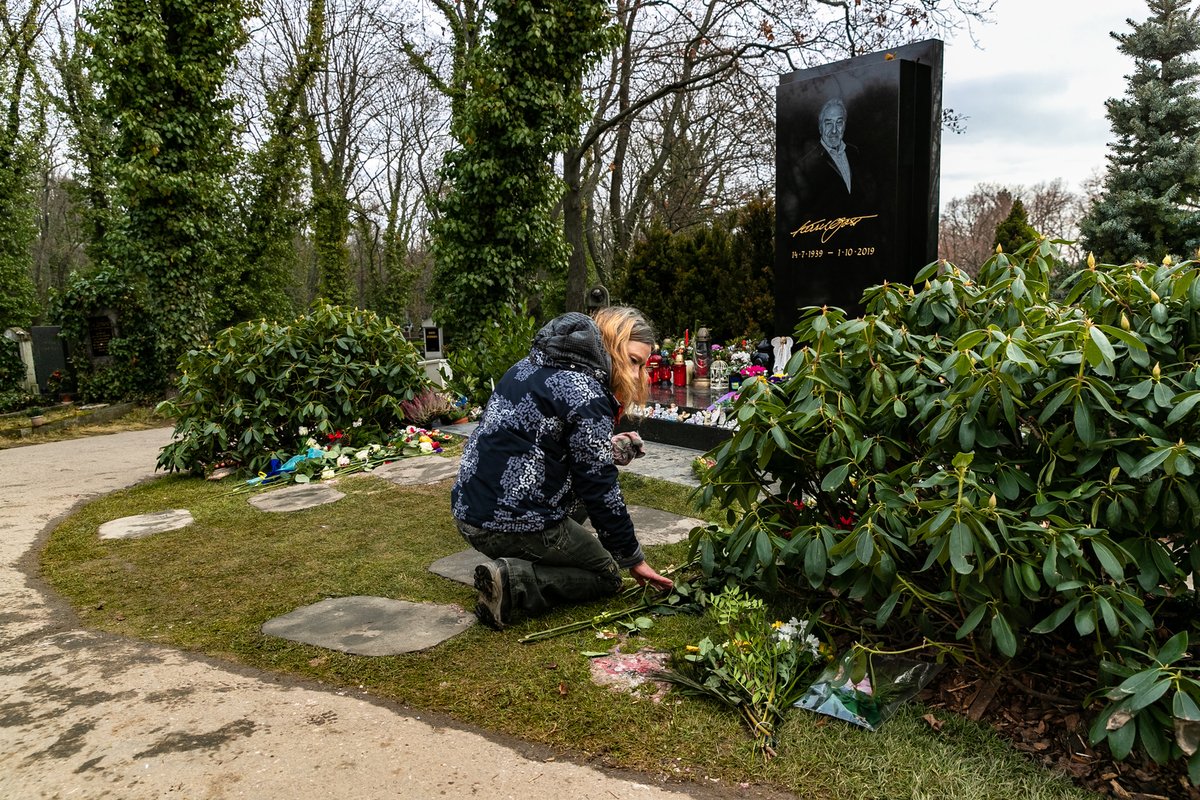 13. 1. 2020, 10:45 hod., Praha-Smíchov. Hřbitovní správa uklízela následky po pondělním požáru.