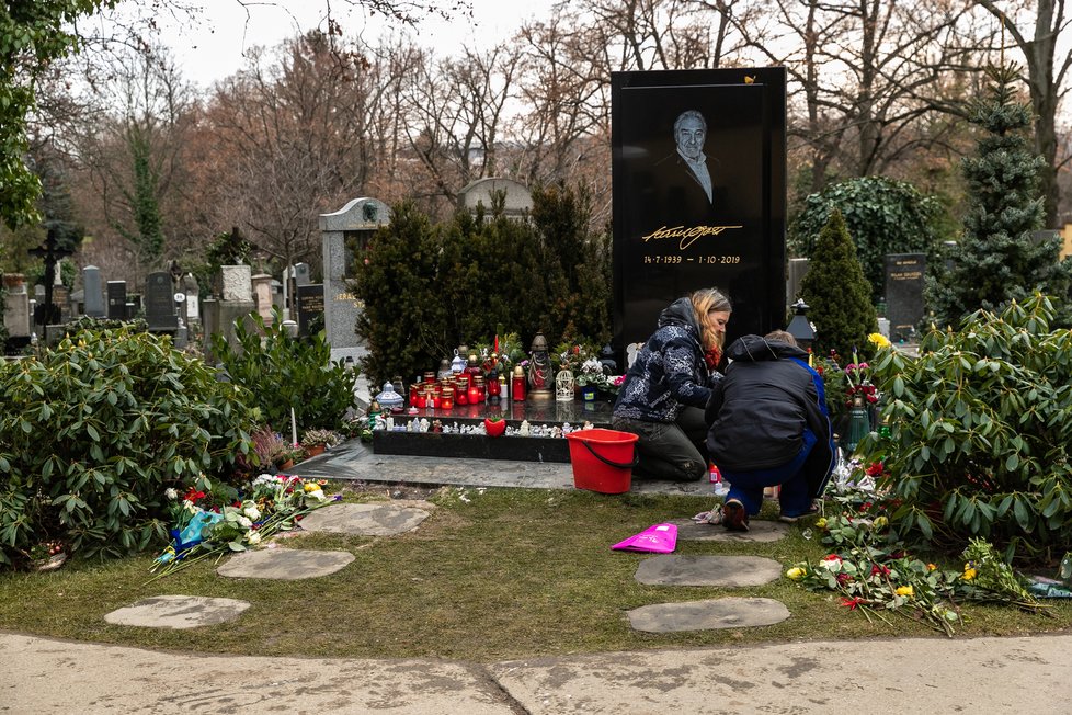 13. 1. 2020, 10:45 hod., Praha-Smíchov. Hřbitovní správa uklízela následky po pondělním požáru.