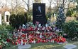 Hrob Karla Gotta s vánočním stromečkem
