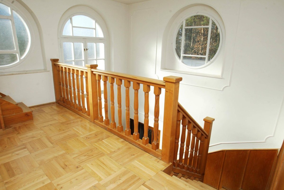 Pohled na dřevěné schodiště uvnitř vily.