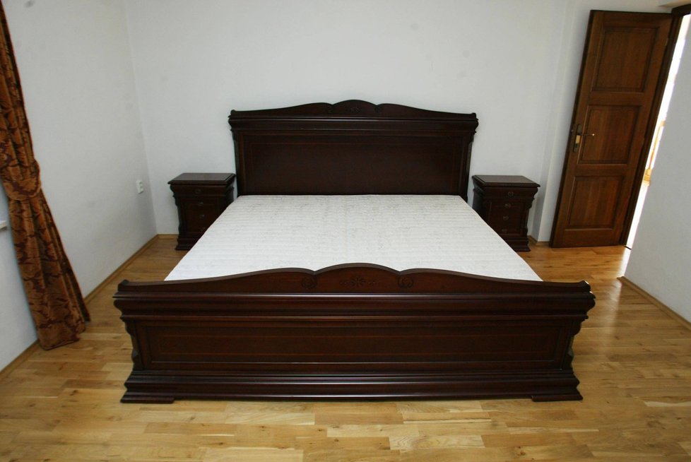 V této posteli musí člověk spát jak mimino.