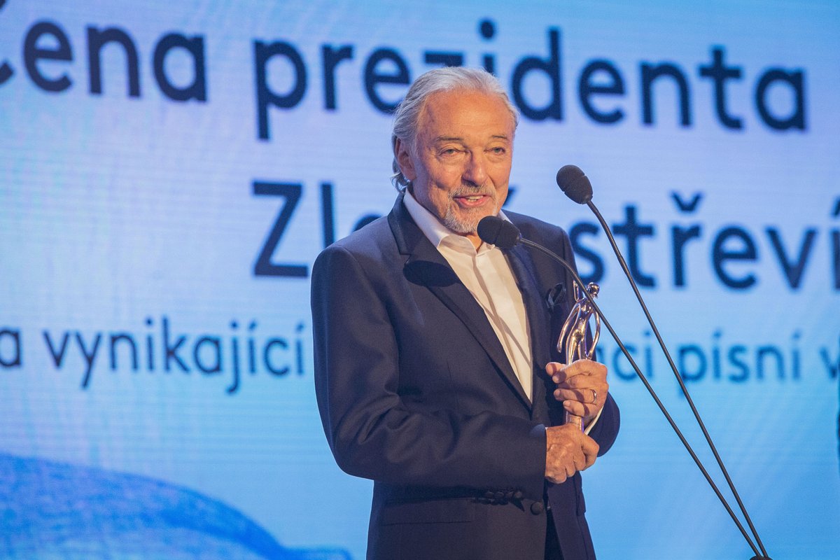 Karel Gott při přebírání Zlatého střevíčku