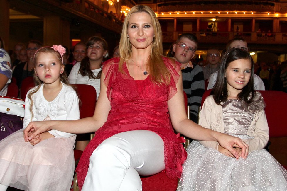 Karlova manželka Ivana Gottová s dcerami Nellinkou (6) a Charlottkou (8)