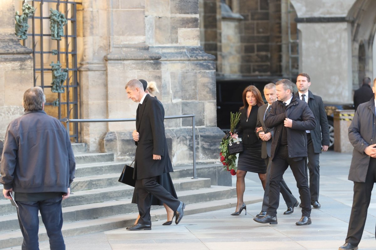 Premiér Andrej Babiš s manželkou Monikou na zádušní mši za Karla Gotta.
