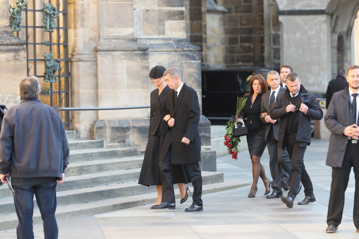 Premiér Andrej Babiš s manželkou Monikou na zádušní mši za Karla Gotta.