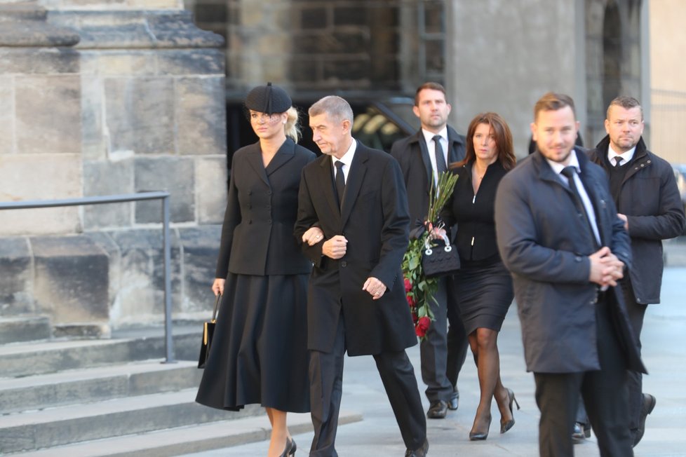 Premiér Andrej Babiš s manželkou Monikou na zádušní mši za Karla Gotta.