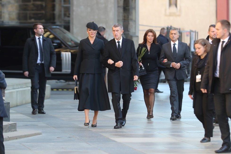 Premiér Andrej Babiš s manželkou Monikou na zádušní mši za Karla Gotta.