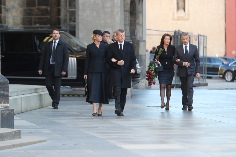 Premiér Andrej Babiš s manželkou Monikou na zádušní mši za Karla Gotta.