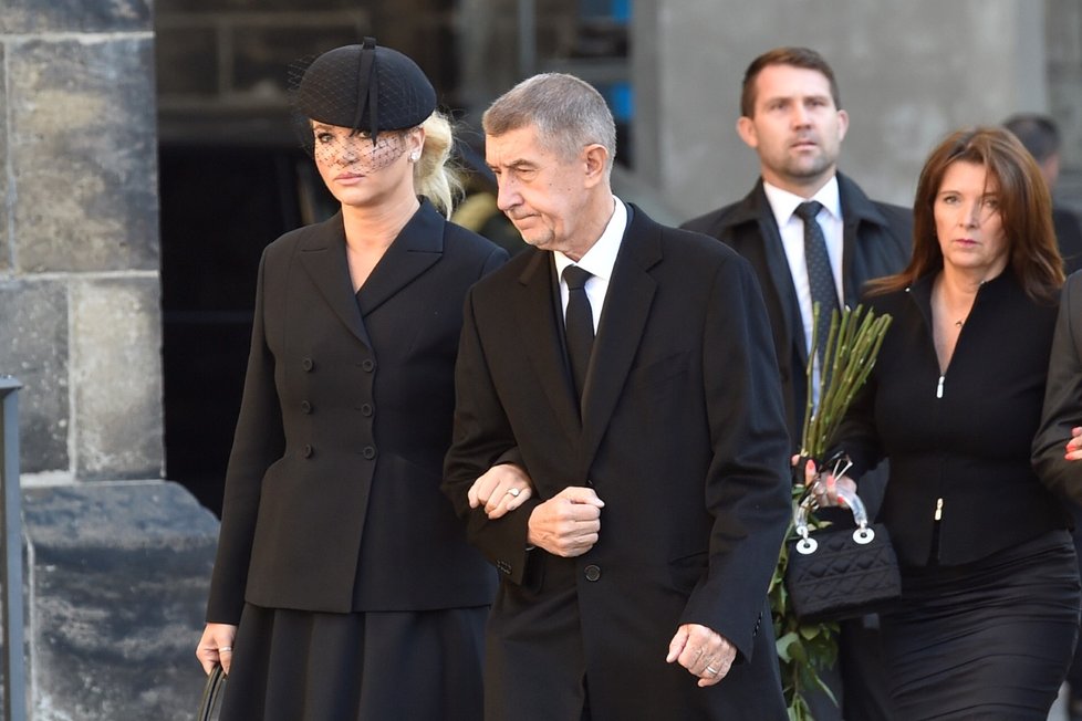 Premiér Andrej Babiš s manželkou Monikou na zádušní mši za Karla Gotta.