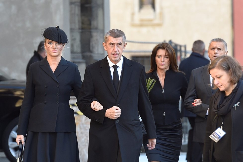 Premiér Andrej Babiš s manželkou Monikou na zádušní mši za Karla Gotta.