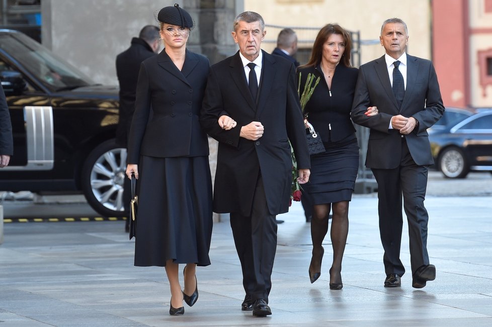 Premiér Andrej Babiš s manželkou Monikou na zádušní mši za Karla Gotta