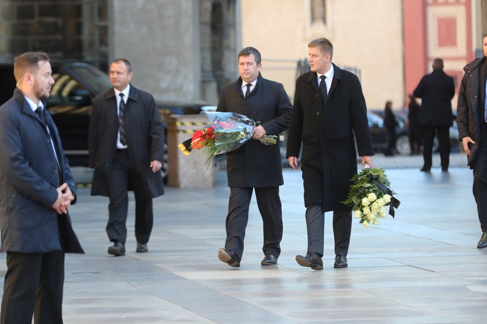 Předseda ČSSD Jan Hamáček a ministr zahraničí Tomáš Petříček  na zádušní mši za Karla Gotta.