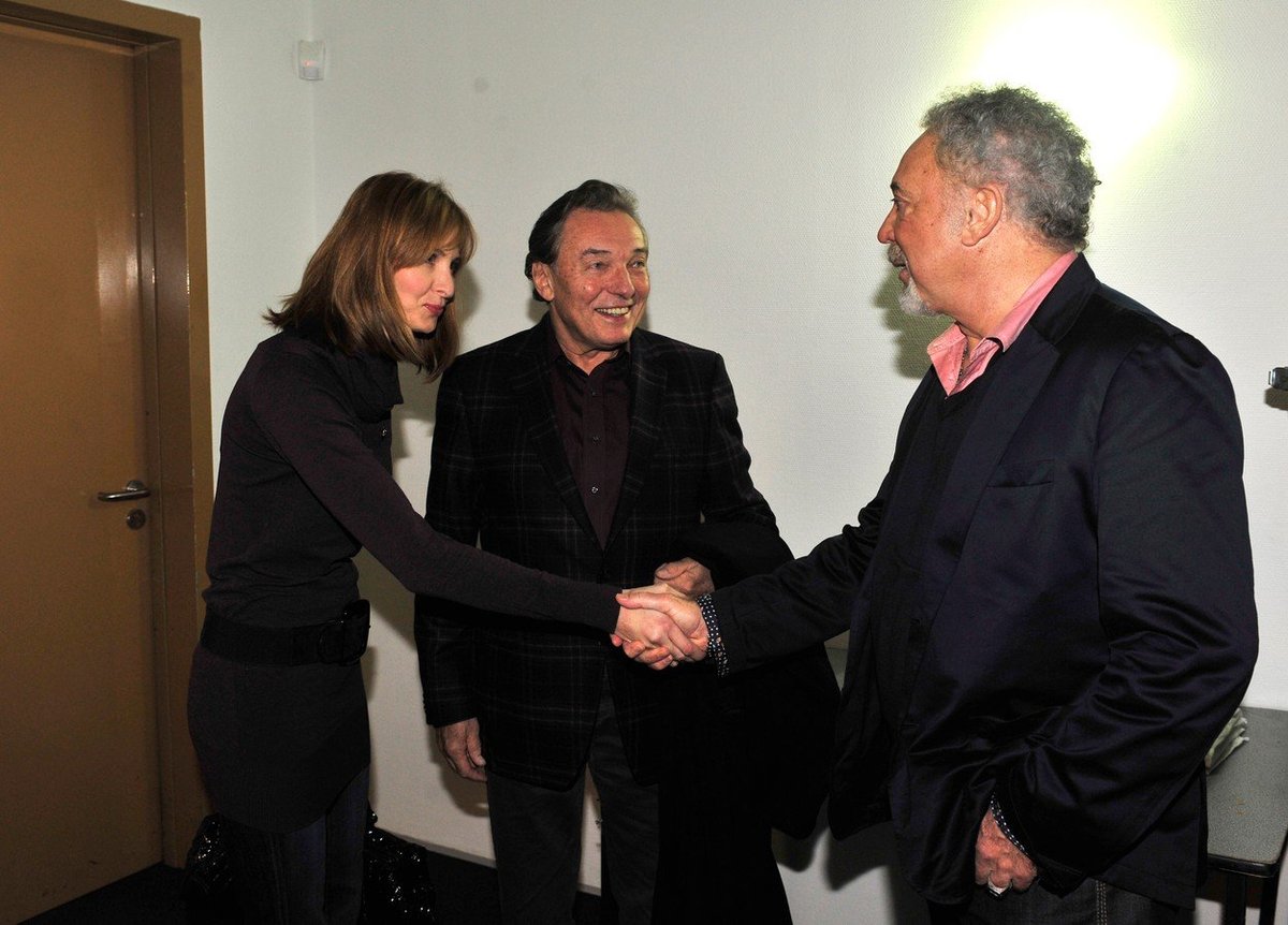 Karel Gott s manželkou Ivanou a zpěvákem Tomem Jonesem (2009)