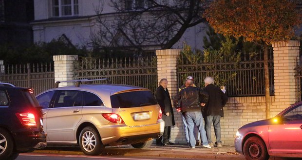 Do zlatého mercedesu Karla Gotta  nabouralo z boku jiné auto