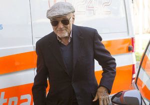 Karel Gott při nástupu do nemocnice.