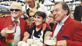 Jaký by to byl Oktoberfest bez piva? Na ochutnávku zlatavého moku se nechal zlákat i Karel Gott. 