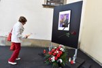 Na Dominikánské náměstí v Brně přicházeli v pátek lidé uctít památku zemřelého zpěváka Karla Gotta. Zapálit svíčku či položit květiny je zde možné do nedělních večerních hodin.