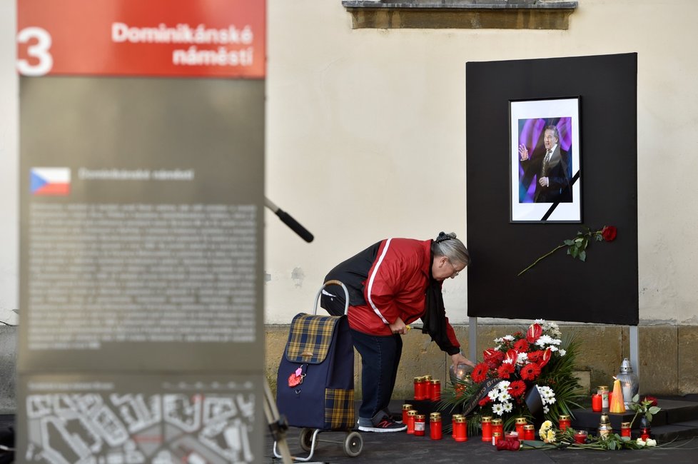 Na Dominikánské náměstí v Brně přicházeli v pátek lidé uctít památku zemřelého zpěváka Karla Gotta. Zapálit svíčku či položit květiny je zde možné do nedělních večerních hodin.