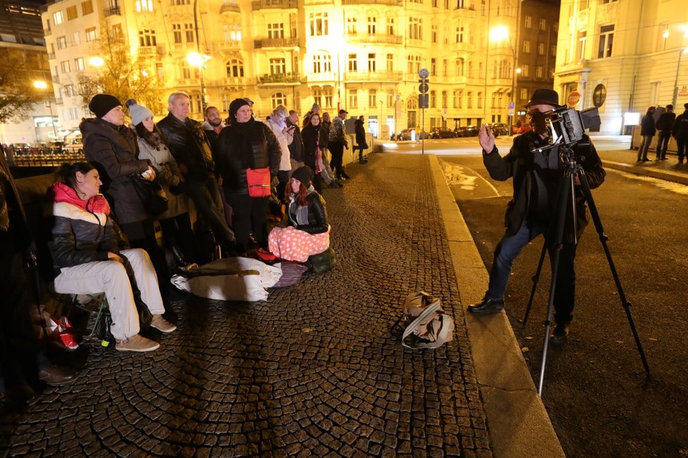 Čekající u Žofína fotil po půlnoci i Ondřej Neff (74)