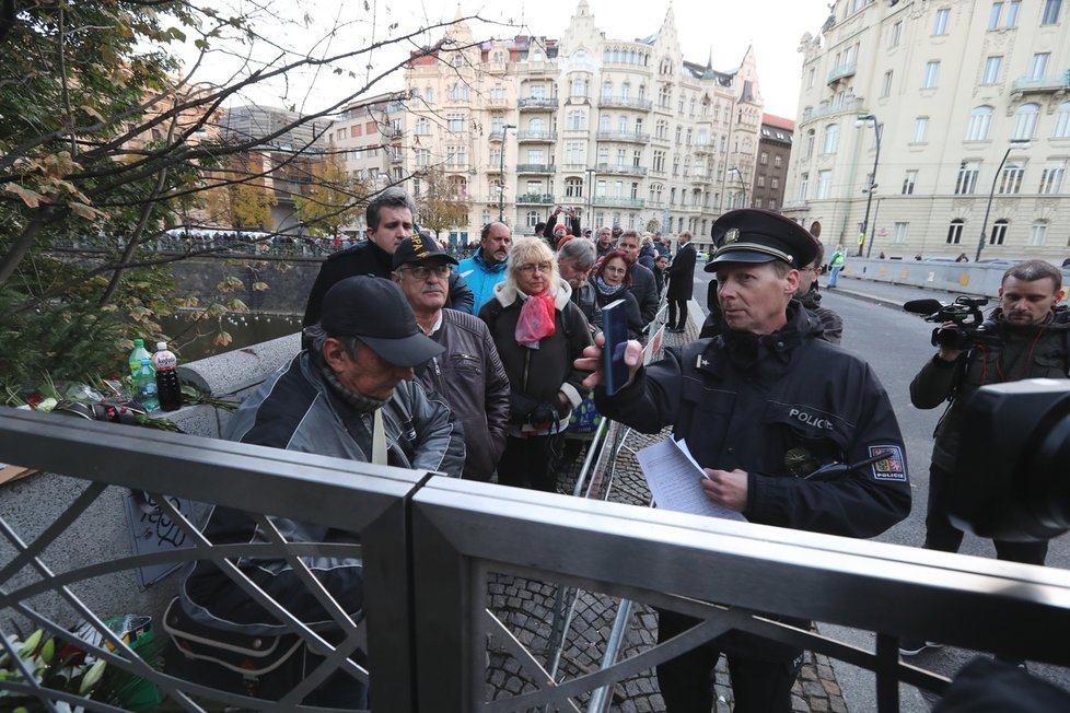 První čekající byli vpuštěni na Žofín krátce po půl osmé