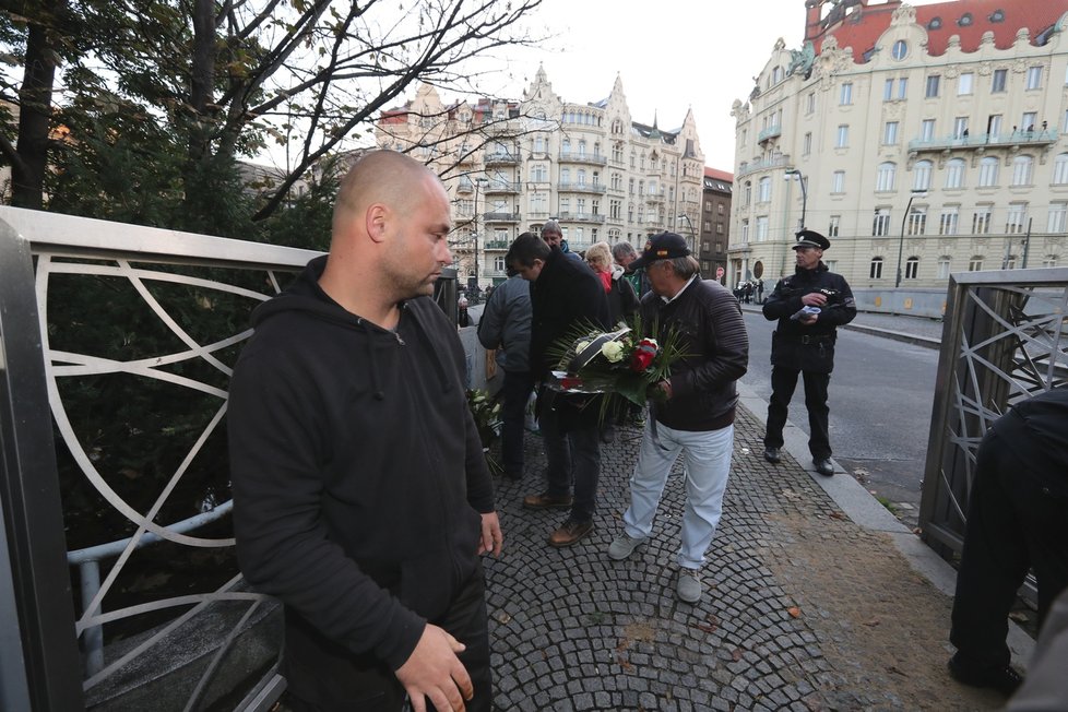 První čekající byli vpuštěni na Žofín krátce po půl osmé