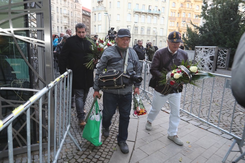 První čekající byli vpuštěni na Žofín krátce po půl osmé