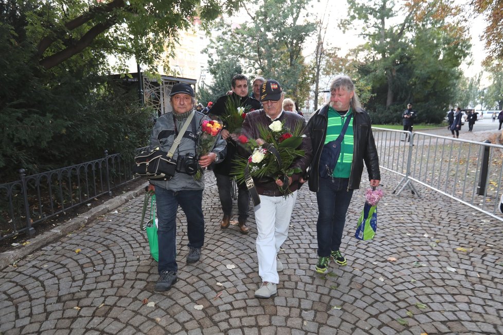 První čekající byli vpuštěni na Žofín krátce po půl osmé