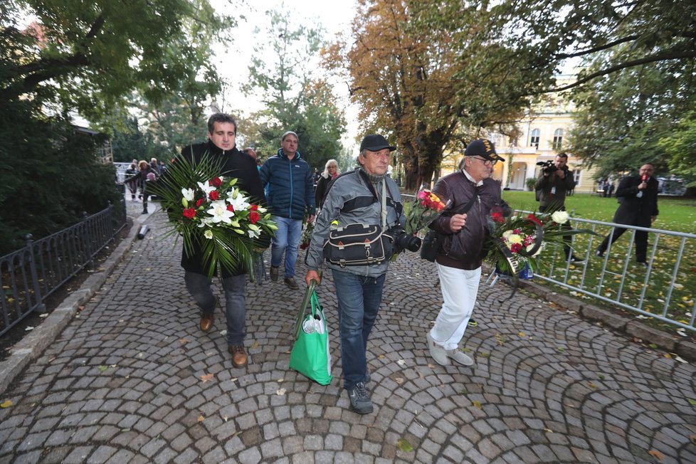 První čekající byli vpuštěni na Žofín krátce po půl osmé