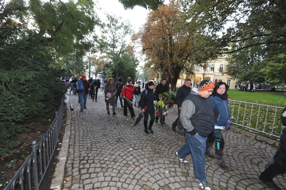 První čekající byli vpuštěni na Žofín krátce po půl osmé