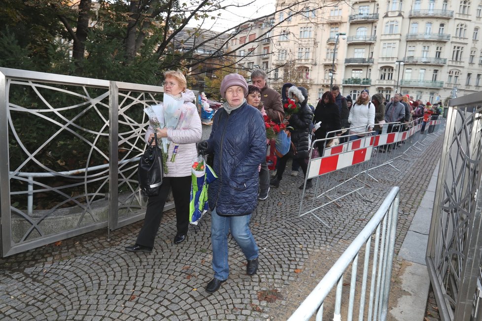 První čekající byli vpuštěni na Žofín krátce po půl osmé