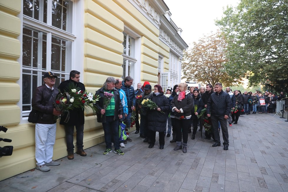 První fanoušci čekají na vpuštění do paláce Žofín