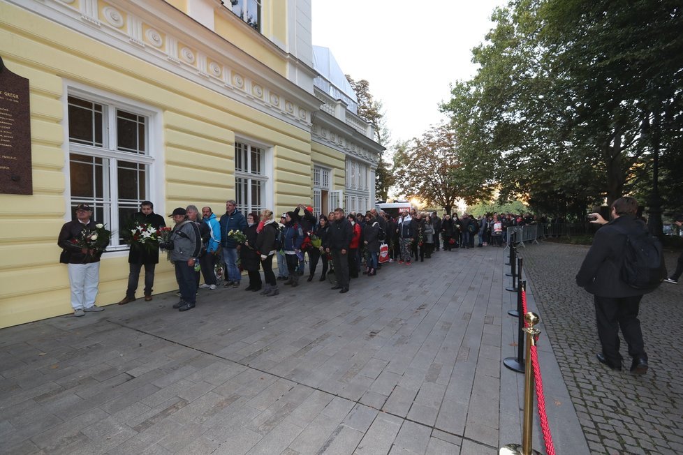 První fanoušci čekají na vpuštění do paláce Žofín