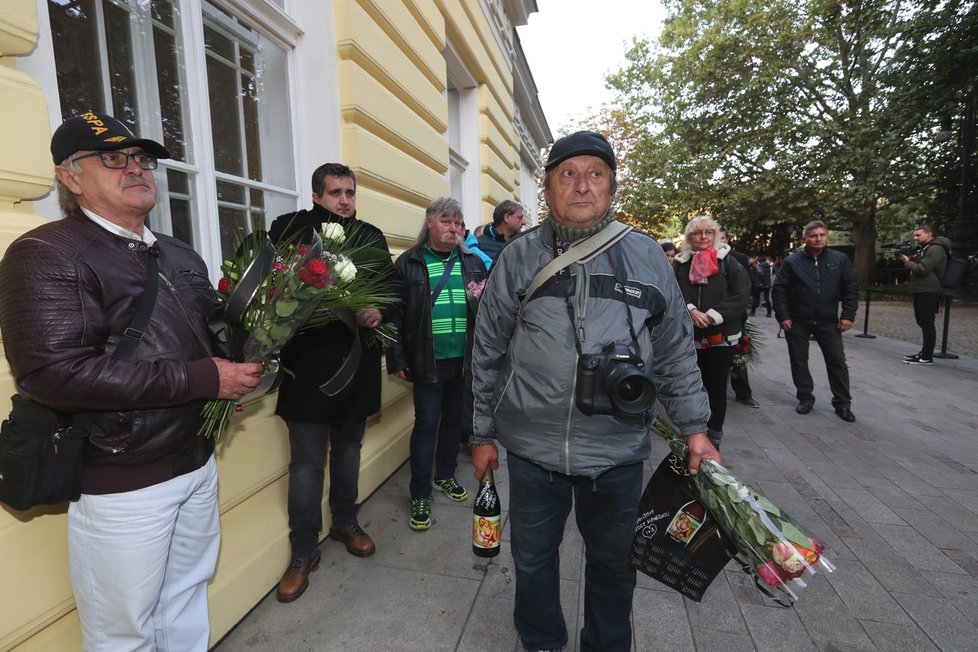 První fanoušci čekají na vpuštění do paláce Žofín