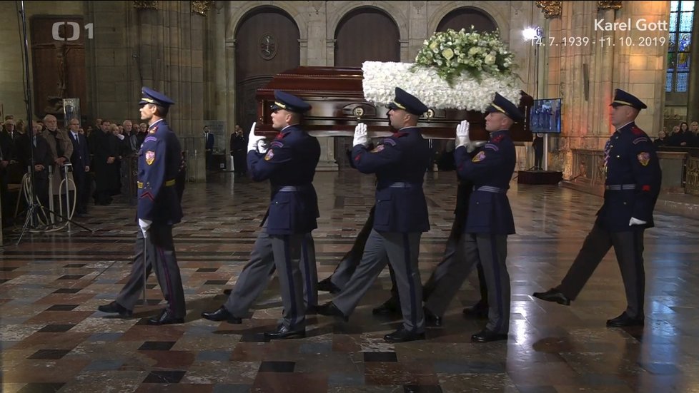 Květiny zdobenou truhlu neslo šest statných mužů.