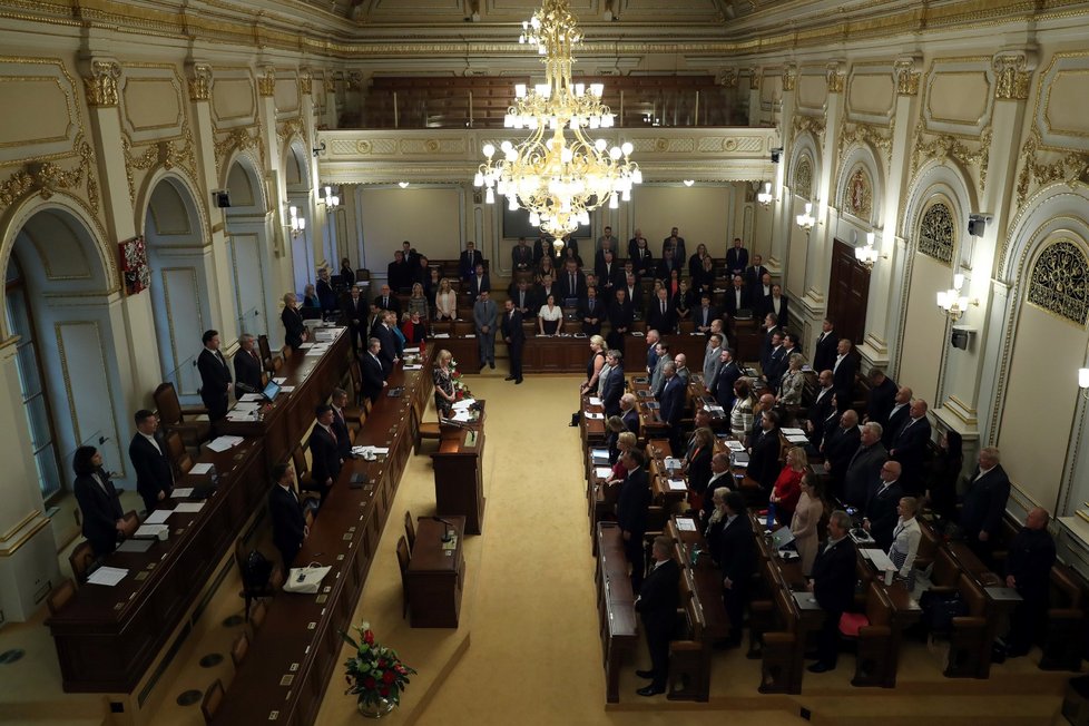 Poslanci nad zprávami diskutují už několik dlouhých měsíců, slíbili projednat zprávy už v březnu