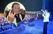 Gott na rockovém festivalu zdivočel: Ukázal paroháče a dostal podprsenku!