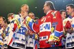 Karel Gott s hokejisty Pardubic oslavil jejich extraligový titul v roce 2010
