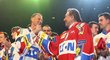 Karel Gott s hokejisty Pardubic oslavil jejich extraligový titul v roce 2010
