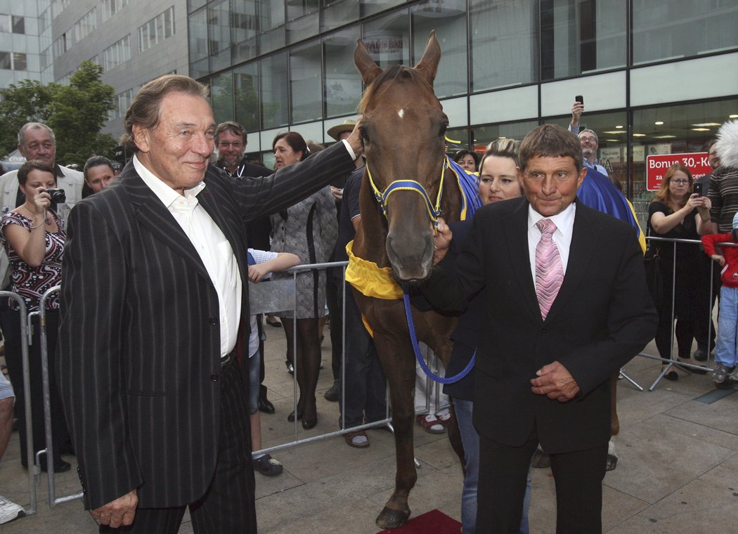 Legenda československé populární hudby Karel Gott a dostihového sportu Josef Váňa