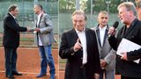 Gott vyrazil v saku na tenis: Raketu si vezmu až příště, vtipkoval