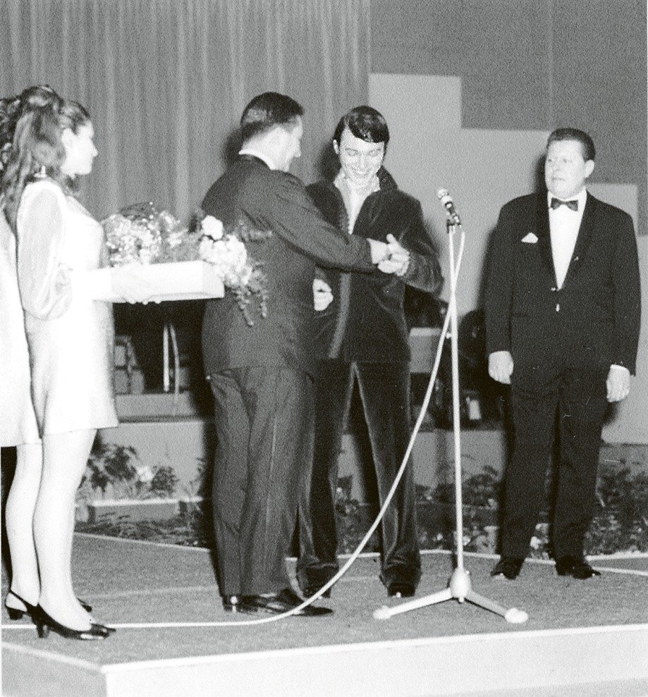 Karel Gott dostal svého prvního Zlatého slavíka v roce 1963. Ve stejném roce se s Olgou rozešli.