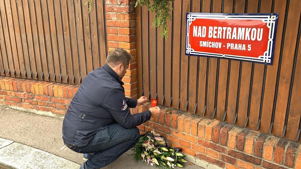 Zdrcení lidé nosí k vile na pražské Bertramce svíčky a květiny.