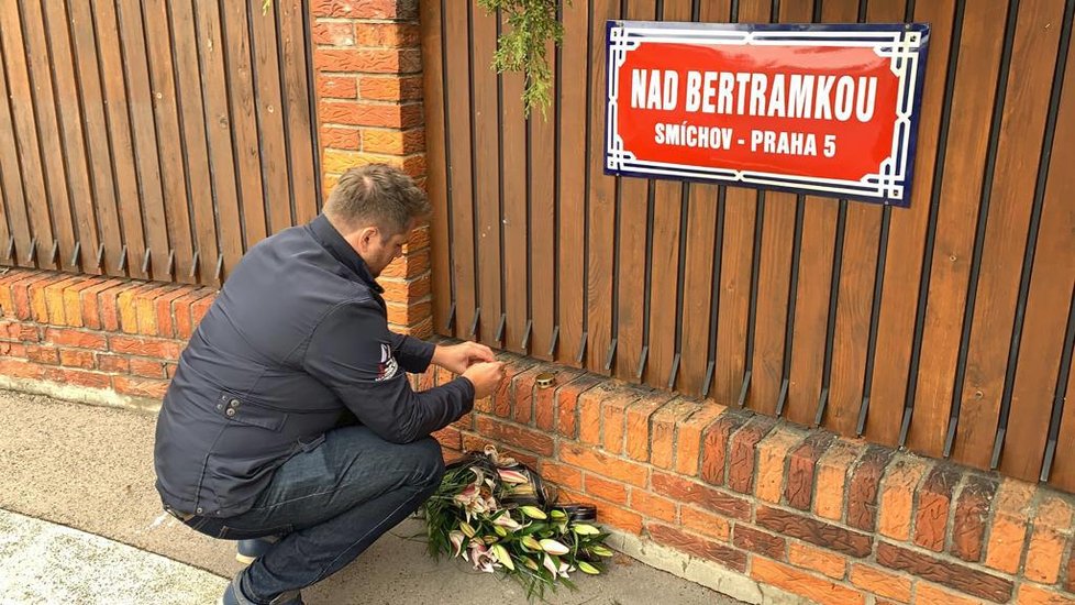 Zdrcení lidé nosí k vile na pražské Bertramce svíčky a květiny.