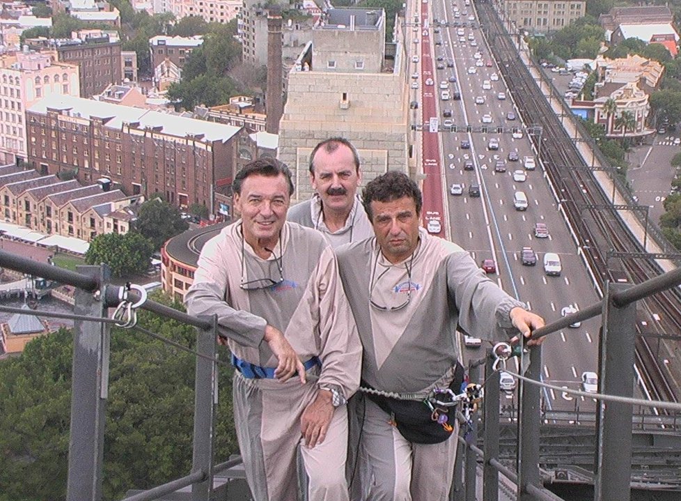 S kapelníkem Pavlem Větrovcem a promoterem Petrem Vítkem na Harbour Bridge v australské Sydney