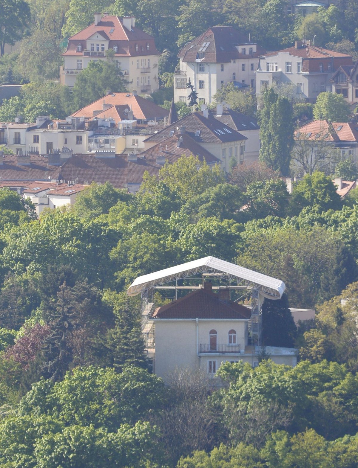 Vila Na Bertramce se přestavuje. Bude mít novou střechu.