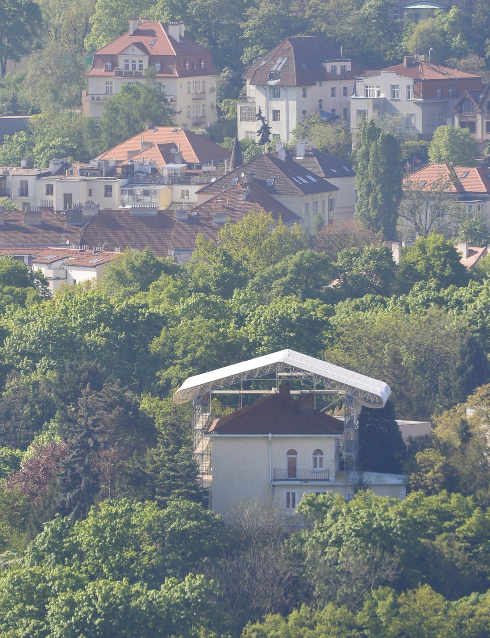 Vila na Bertramce se přestavuje. Bude mít novou střechu.